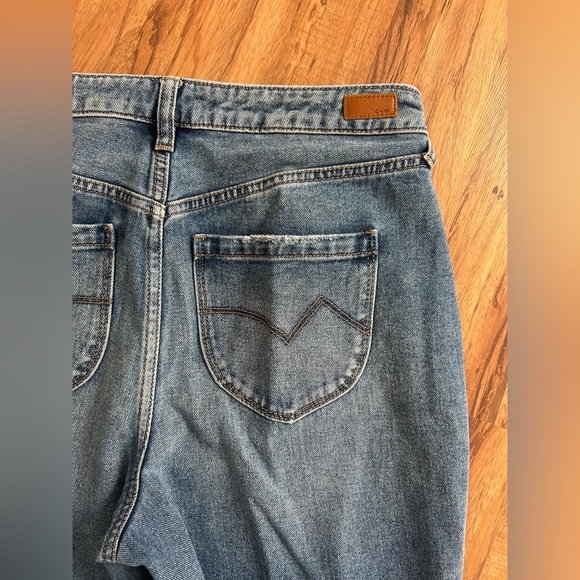 CLEO + WOLF Medium Wash High Rise Loose Distressed Jeans Women’s Size 29 - Picture 5 of 16